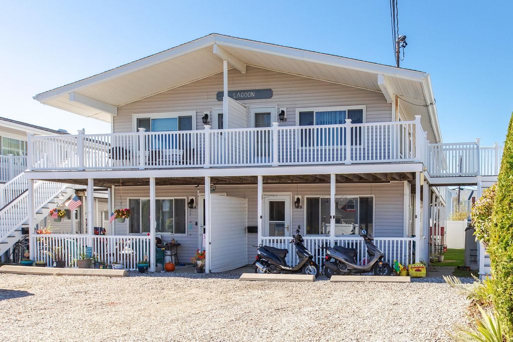 Image 4 of property listing at 18 Whitten Street B, Hampton, NH 03842
