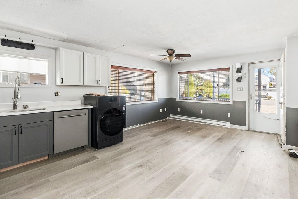 Image 8 of property listing at 18 Whitten Street B, Hampton, NH 03842