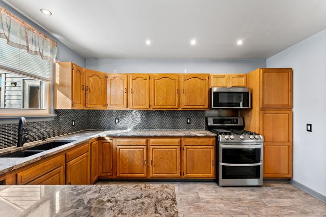 2121 15th ST A, Moline, IL 61265