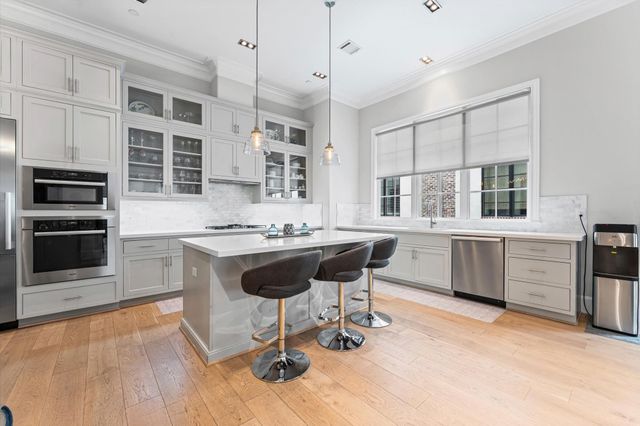 1308 Castle Court A, Houston, TX 77006