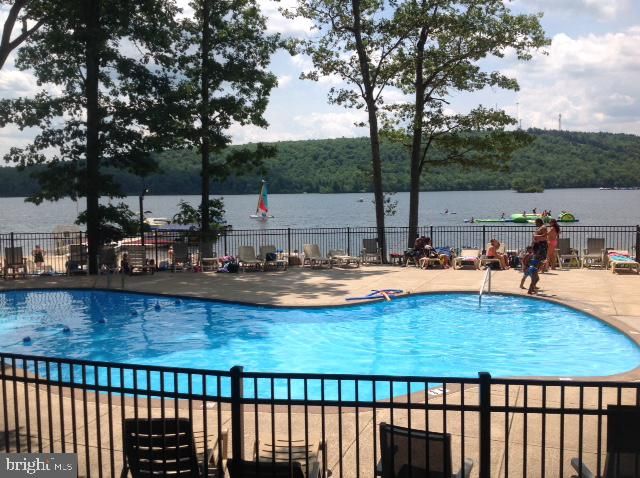 265 LONGVIEW DR, Lake Harmony, PA 18624