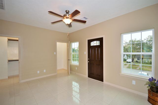 7403 Buena Vista Street B, Houston, TX 77087