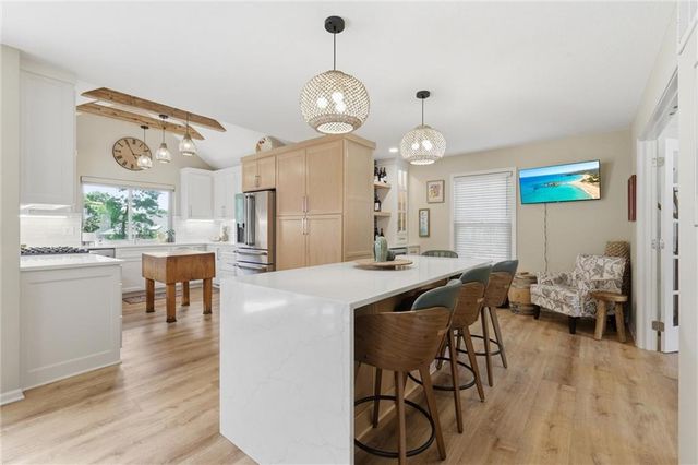 201 NE Shoreview Drive, Lee's Summit, MO 64064