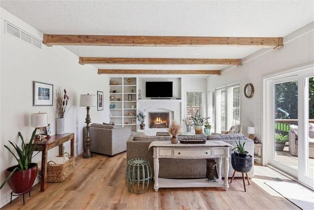 201 NE Shoreview Drive, Lee's Summit, MO 64064
