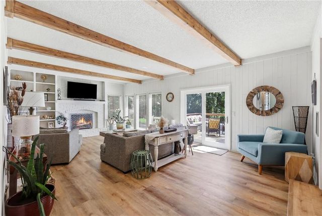 201 NE Shoreview Drive, Lee's Summit, MO 64064