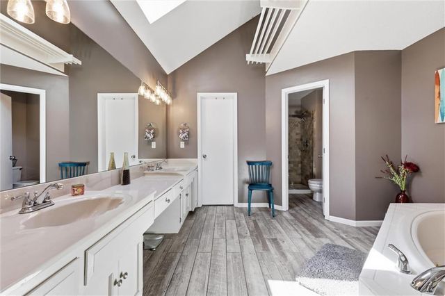 201 NE Shoreview Drive, Lee's Summit, MO 64064