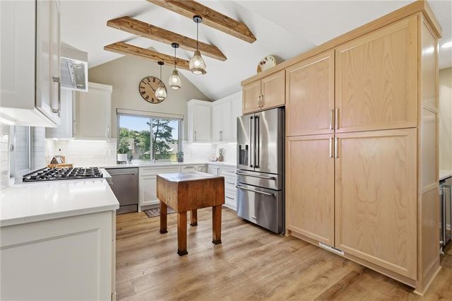 201 NE Shoreview Drive, Lee's Summit, MO 64064