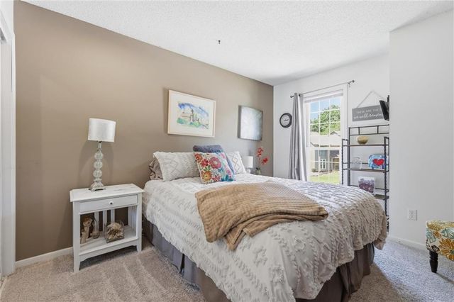 201 NE Shoreview Drive, Lee's Summit, MO 64064