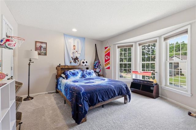 201 NE Shoreview Drive, Lee's Summit, MO 64064