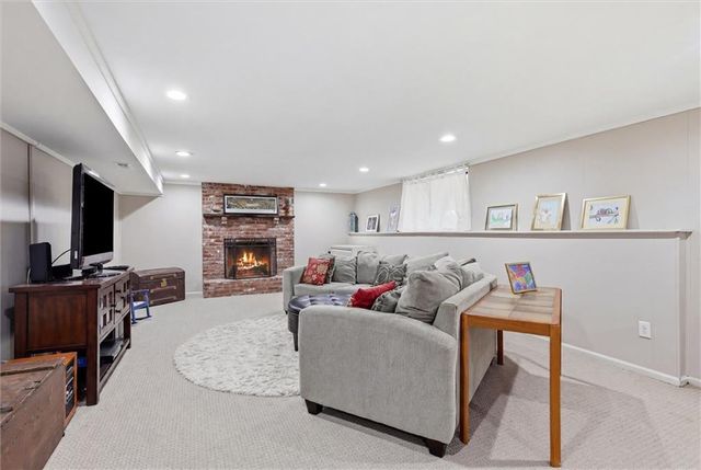 201 NE Shoreview Drive, Lee's Summit, MO 64064