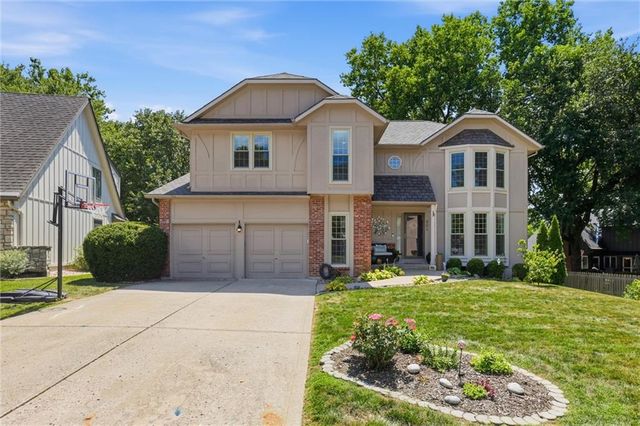 201 NE Shoreview Drive, Lee's Summit, MO 64064