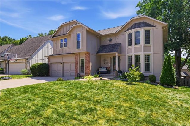 201 NE Shoreview Drive, Lee's Summit, MO 64064