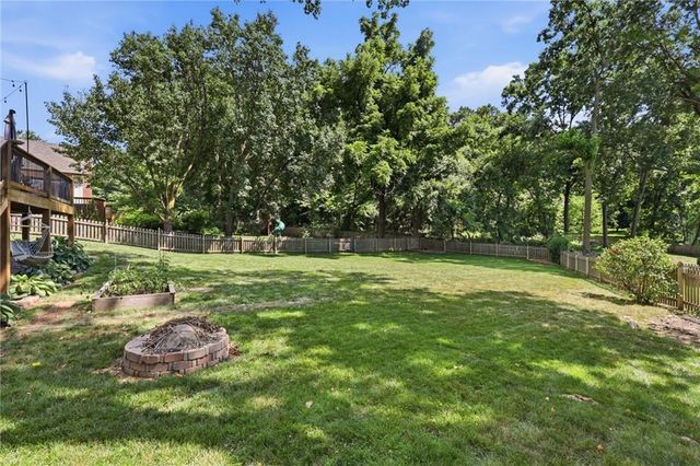 201 NE Shoreview Drive, Lee's Summit, MO 64064