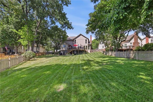 201 NE Shoreview Drive, Lee's Summit, MO 64064