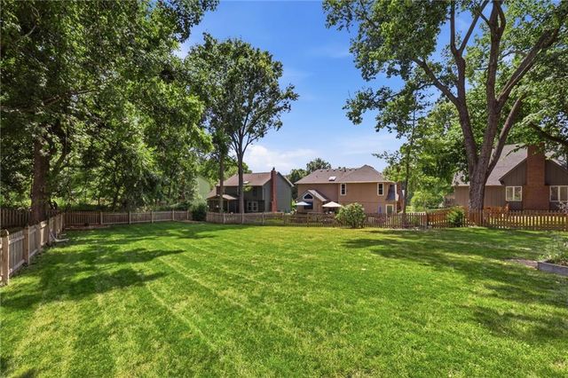 201 NE Shoreview Drive, Lee's Summit, MO 64064