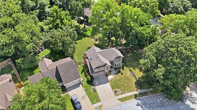 201 NE Shoreview Drive, Lee's Summit, MO 64064