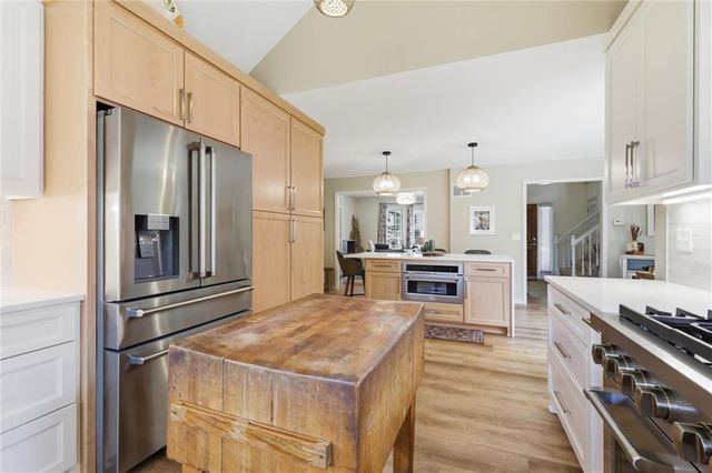 201 NE Shoreview Drive, Lee's Summit, MO 64064