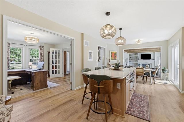 201 NE Shoreview Drive, Lee's Summit, MO 64064