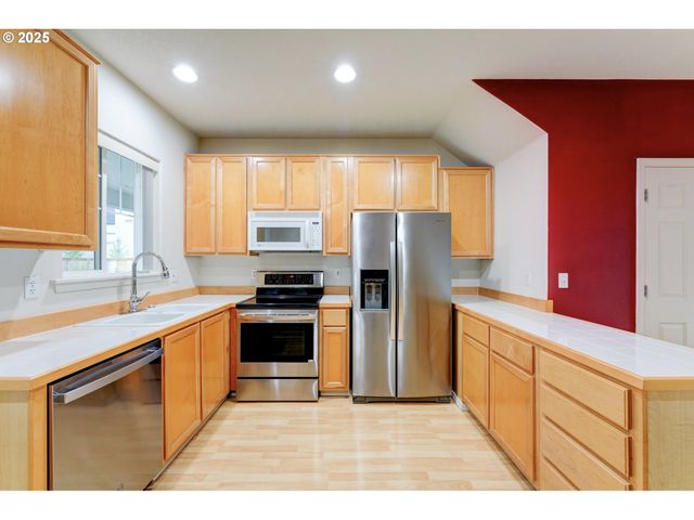 1087 Ne PERL Way, Hillsboro, OR 97006