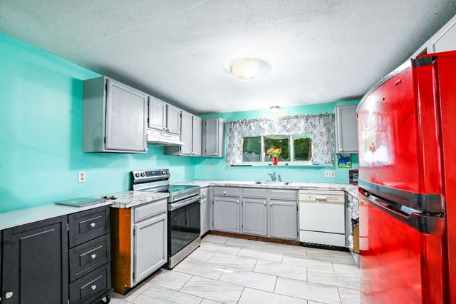 29 Surrey Ln 29, Bourne, MA 02532