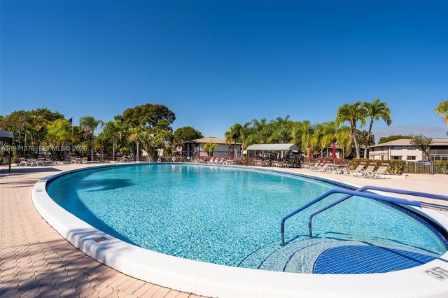 9446 S Belfort Cir 215, Tamarac, FL 33321