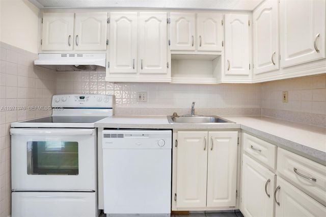 9446 S Belfort Cir 215, Tamarac, FL 33321