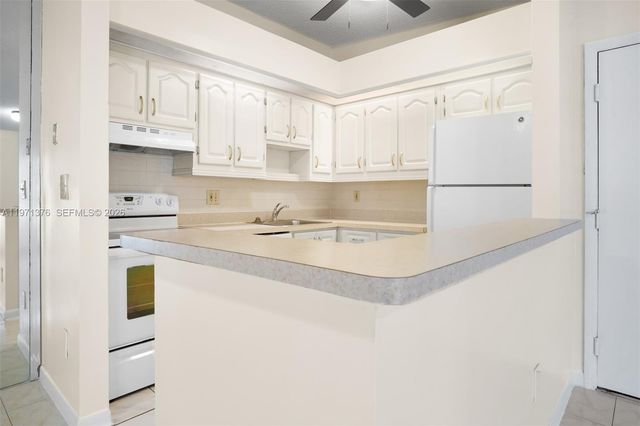 9446 S Belfort Cir 215, Tamarac, FL 33321