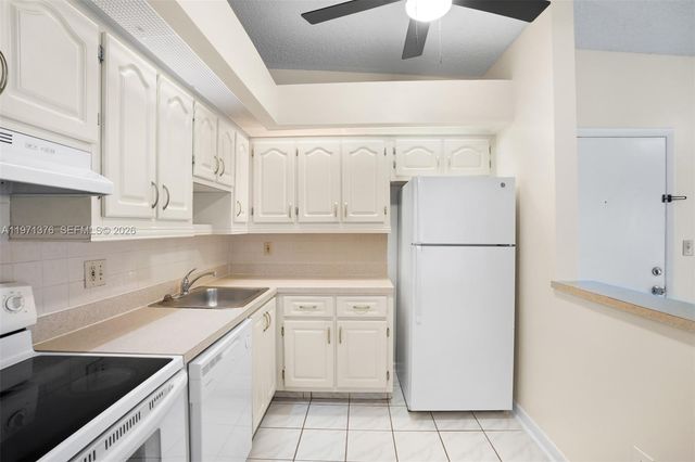 9446 S Belfort Cir 215, Tamarac, FL 33321