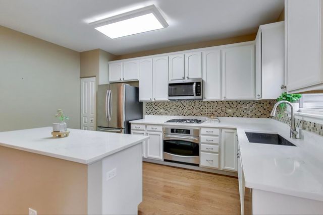 934 Tuscany Drive, Streamwood, IL 60107