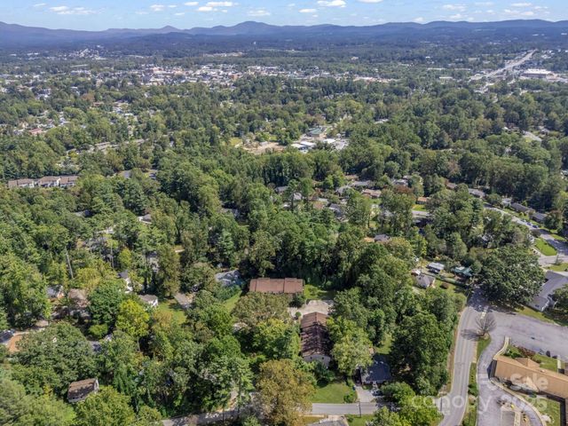 333 W Lake Avenue, Hendersonville, NC 28739