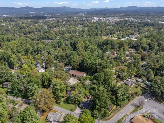 333 W Lake Avenue, Hendersonville, NC 28739