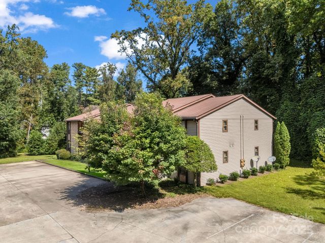 333 W Lake Avenue, Hendersonville, NC 28739