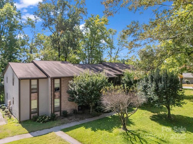 333 W Lake Avenue, Hendersonville, NC 28739
