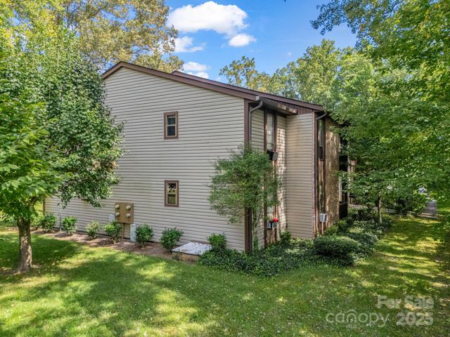 333 W Lake Avenue, Hendersonville, NC 28739