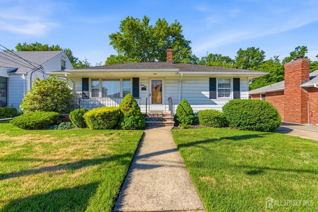 35 Lee Avenue, Sayreville, NJ 08879