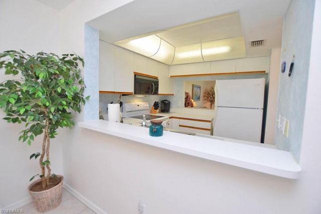 113 Wading Bird Cir Apt 102, Naples, FL 34110