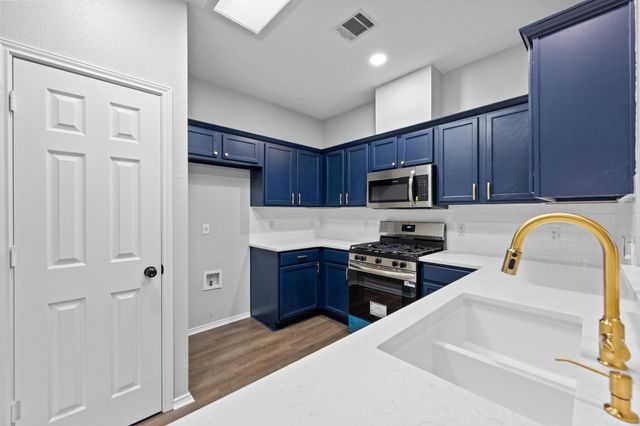 8943 W Hove LOOP, Austin, TX 78749