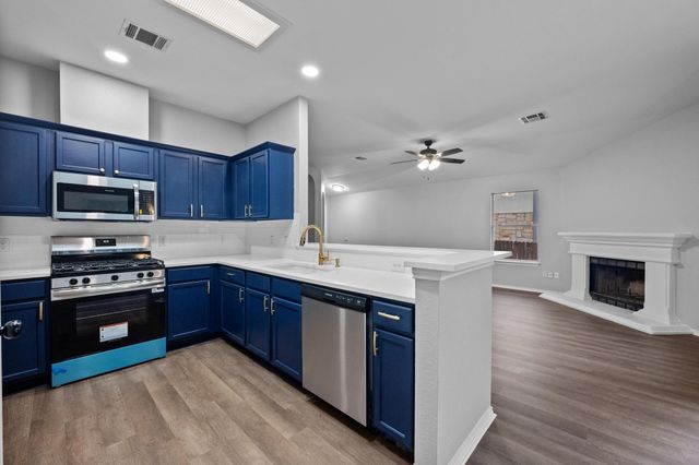 8943 W Hove LOOP, Austin, TX 78749