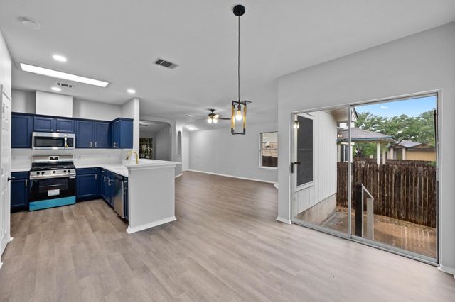 8943 W Hove LOOP, Austin, TX 78749