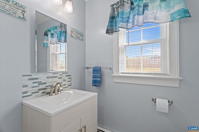 3258 W RIVER RD, Scottsville, VA 24590