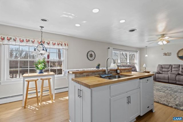 3258 W RIVER RD, Scottsville, VA 24590