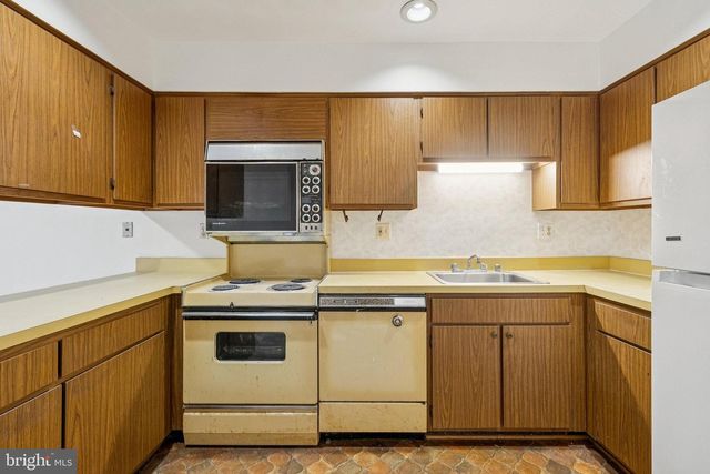 2015 WETHERSFIELD CT, Reston, VA 20191