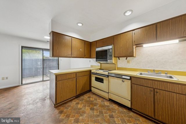 2015 WETHERSFIELD CT, Reston, VA 20191