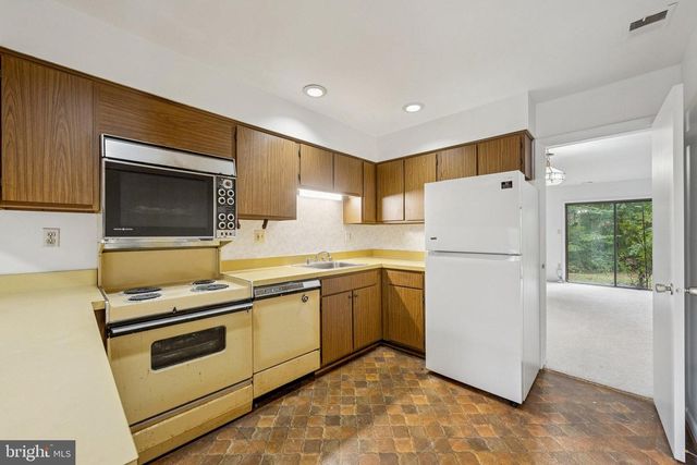 2015 WETHERSFIELD CT, Reston, VA 20191