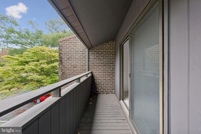 2015 WETHERSFIELD CT, Reston, VA 20191