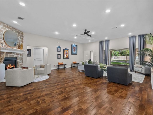 1613 S Hood Street, Alvin, TX 77511