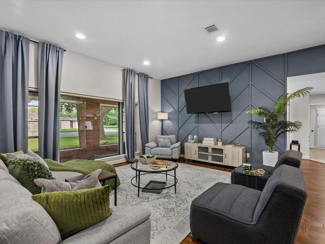 1613 S Hood Street, Alvin, TX 77511