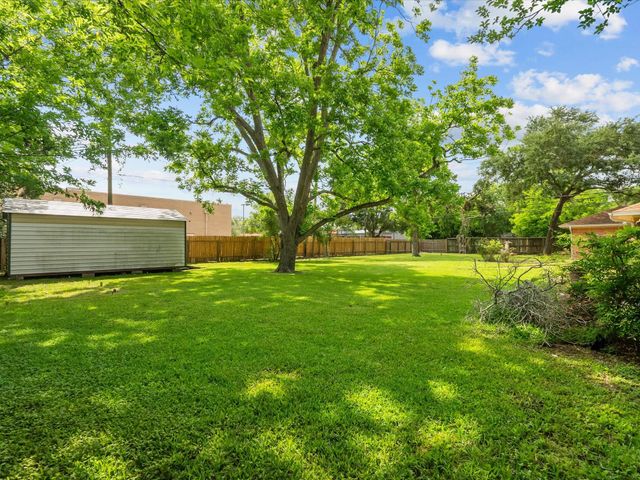 1613 S Hood Street, Alvin, TX 77511