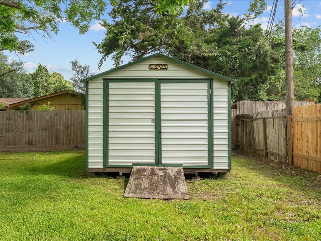 1613 S Hood Street, Alvin, TX 77511