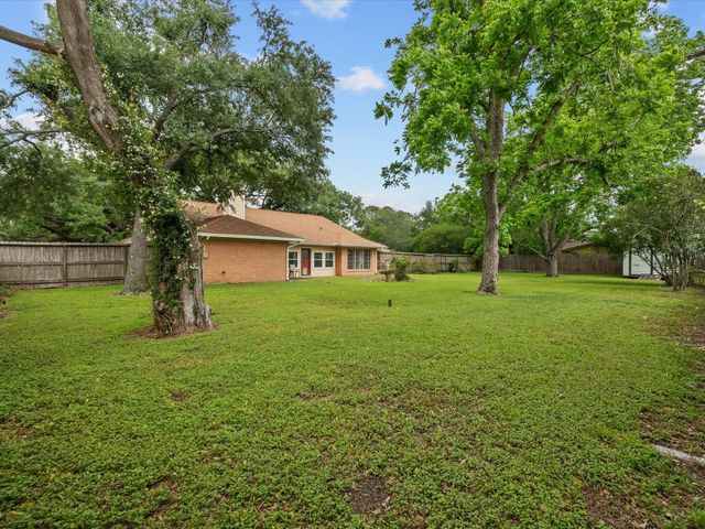 1613 S Hood Street, Alvin, TX 77511
